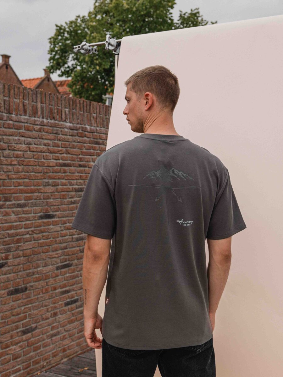 Off Black Kompass T-Shirt in Übergröße