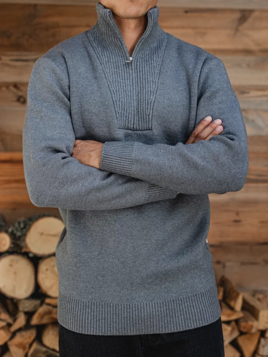 Grauer Strickpullover mit Reißverschluss