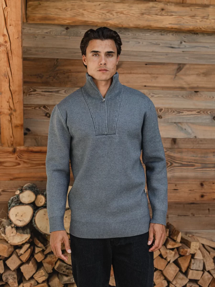 Grauer Strickpullover mit Reißverschluss